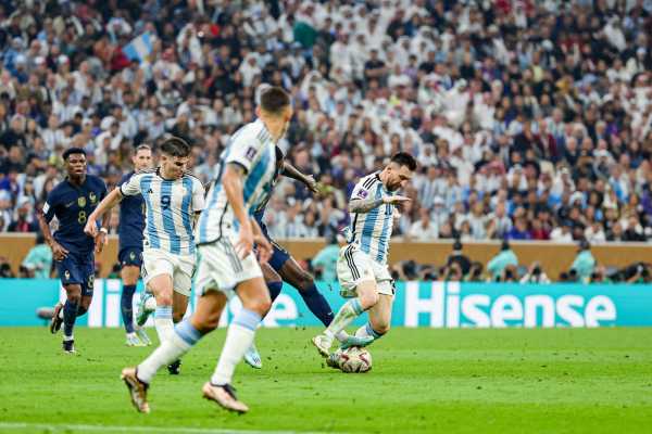 梅西2球阿根廷夺世界杯冠军!梅西加冕球王
