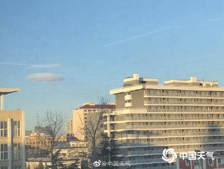为什么有七彩云?七彩云和飞碟云同现北京