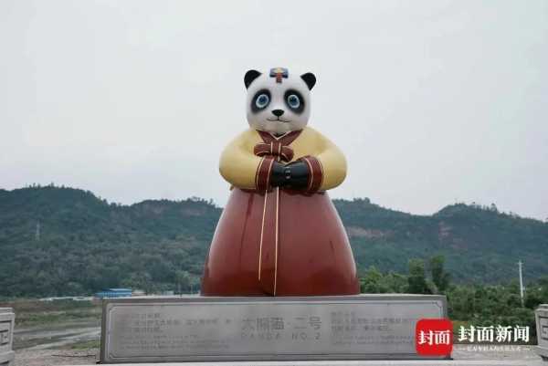 雅安大熊猫雕塑穿和服?真相来了