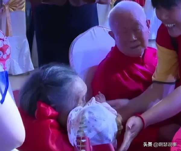 中国百岁夫妻有多少对?重庆一夫妻同迎百岁生日