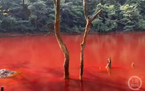 贵阳周边出现一血红色湖泊!已封闭 正调查