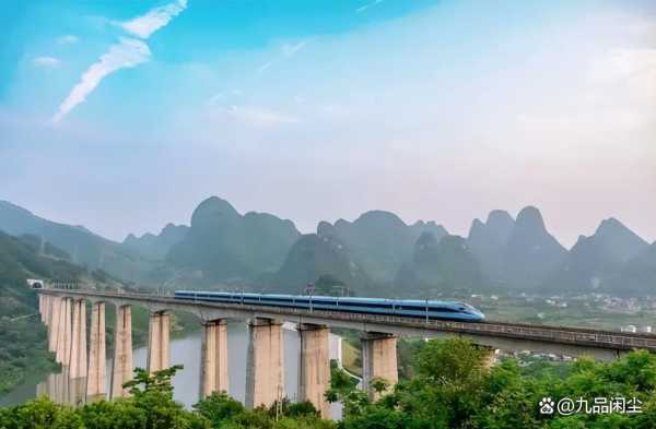 高铁路过桂林乘客齐刷刷惊叹拍照