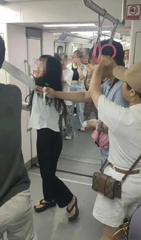 重庆地铁被打女孩将走司法程序!警方已立案