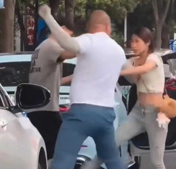 南京街头打架后续!打斗中白衣男子被刑拘