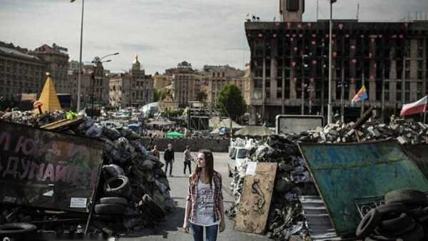 乌克兰一地遭导弹袭击:整条街被炸穿