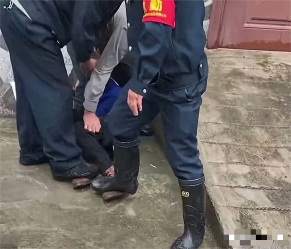 女子被住建局保安踩在脚下 警方通报