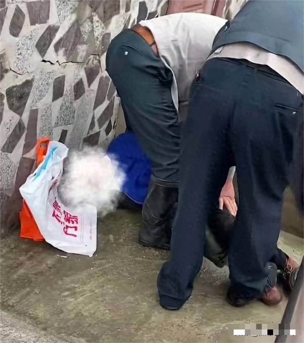 女子被住建局保安踩在脚下 警方通报