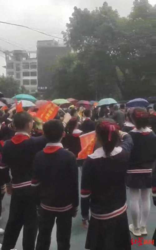 小学被指让学生淋雨参加活动!学校回应