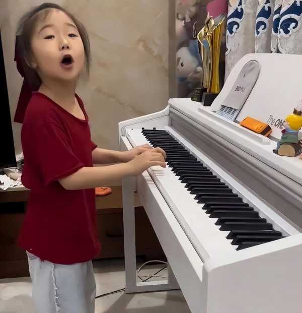 “娃哈哈”女孩钢琴弹唱震惊郎朗