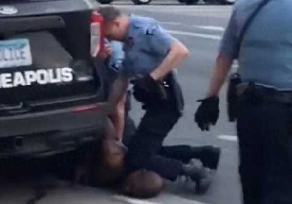 跪杀非裔男子的美前警察被刺22刀