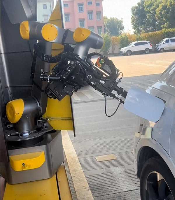 杭州加油站已进化到机器人加油