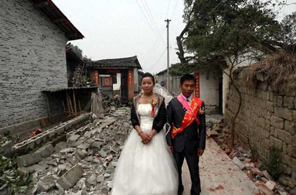 甘肃一对新人在震后废墟上举行婚礼