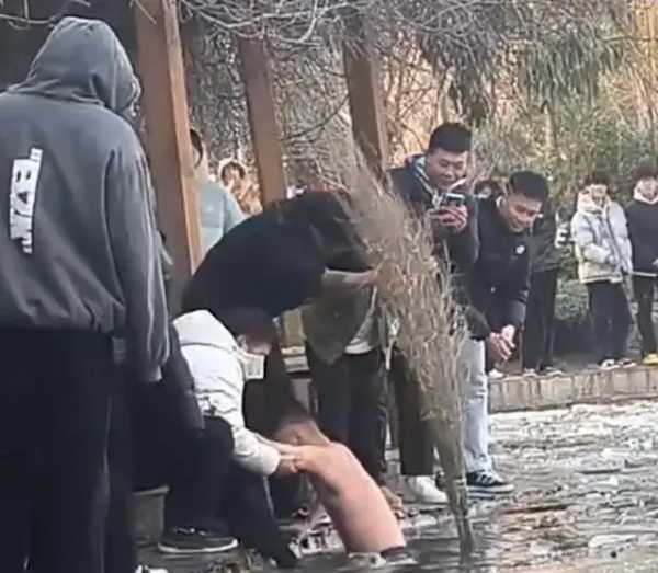 大学生-7℃跳下湖帮同学捞手机