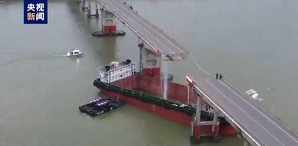 广州一大桥被船只撞断 有车辆落水