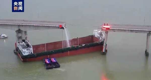 广州一大桥被船只撞断 有车辆落水