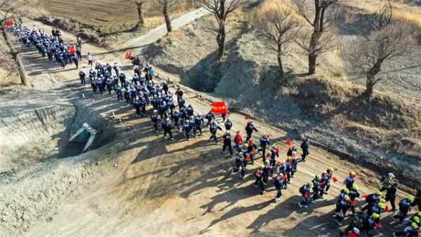 宁夏中学生徒步108里为烈士扫墓